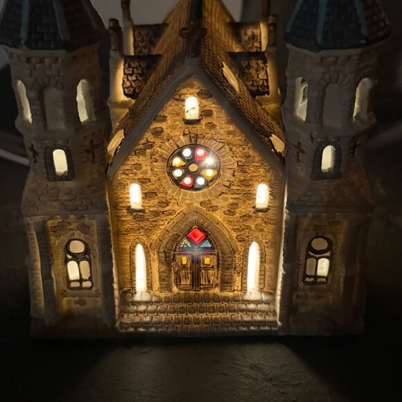 DICKENS KEEPSAKE Two-Steeple Cathedral Village - Picture 7 of 9